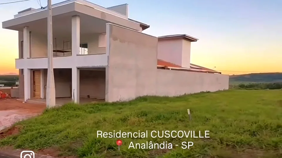 Residência de dois pavimentos em construção no Residencial Cuscoville