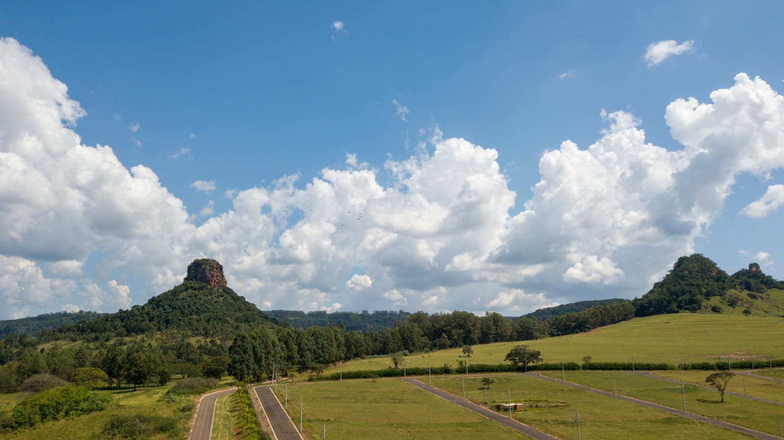 Vista lateral do Morro do Cuscuzeiro a partir do Cuscoville