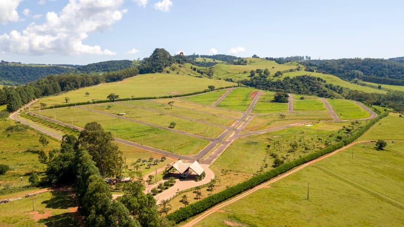 Ruas amplas e lotes do Residencial Cuscoville